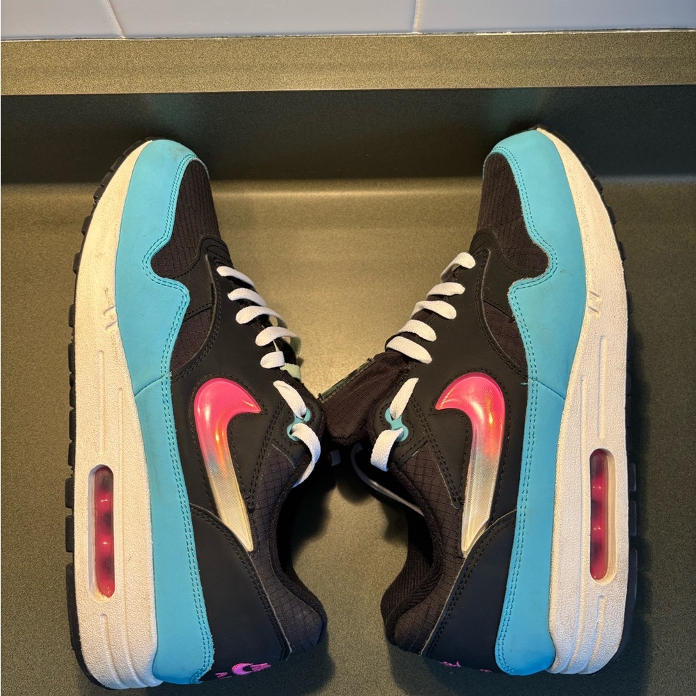 Nike Air Max with Pink and Blue Highlights - Picture 5 of 8
